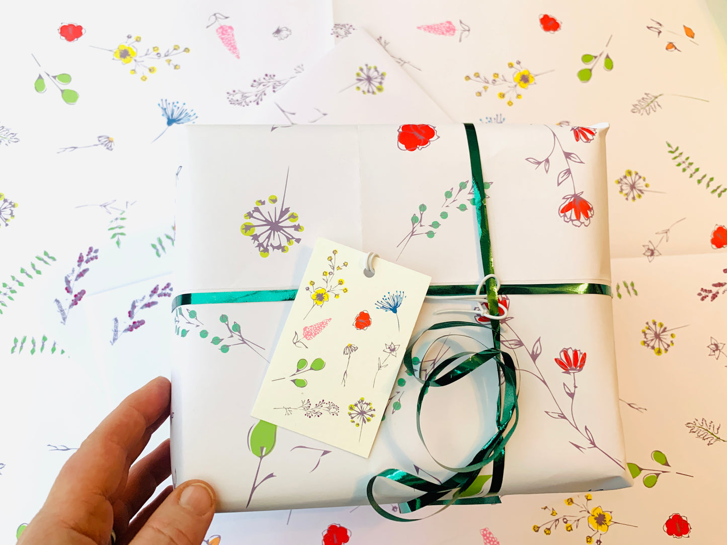 Pretty Flowers Wrapping Paper with FREE GIFT TAG